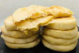 物价上涨，做点白菜馅儿饼给家人吃，经济实惠，皮薄馅香不破皮图片