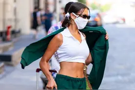 Bella Hadid化身网球美少女，这腹肌让我羡慕了图片