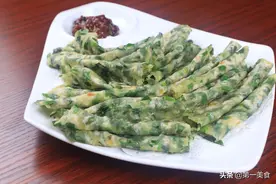 韭菜煎饼的家常做法，韭菜粒粒贴在面粉上，薄而不烂，柔软筋道图片