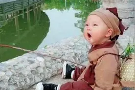 妈妈出差放心不下儿子，婆婆发来几张宝宝照片，妈妈笑翻了图片
