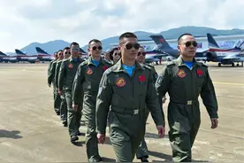 飞行员遇到紧急情况会发什么信号？并非SOS，而是三声Mayday图片