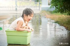 孩子吸手指、揪头发、舔嘴唇，小动作不断，原来背后的原因是这个图片