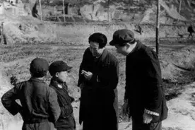 主席指着一个孩子说：此子前途无量！25年后，成最年轻开国上将图片