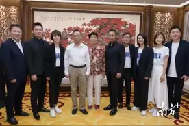钟南山带妻子罕见现身！穿白衬衫站C位比明星有排面，妻子气质佳图片