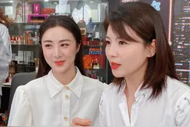 刘涛宅家真胖了？坐下衬衫的扣子被撑开，勒出的赘肉全靠玩具挡图片