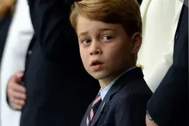 乔治8岁了！穿88块Polo衫从小穷养，却因一件西装被“网暴”？图片