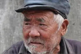 “老东西，让开一点”，孙子对爷爷口出狂言，妈妈转身就是一巴掌图片