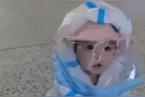 超可爱！1岁宝宝穿防护服坐火车， 路遇防疫人员对视瞬间萌化图片