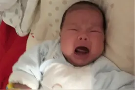 11个月宝宝被“遗失”路边，边哭边爬声声大叫“妈妈”，惹人心疼图片