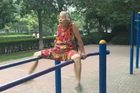 小公园里的大爷大妈有多野图片