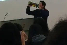 各科老师“水杯”大比拼，看完笑到肚子疼，网友：化学老师真头铁图片