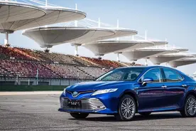 都是丰田B级车！亚洲龙VS凯美瑞，20多万选谁不花冤枉钱？图片