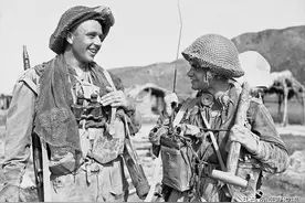 美随军记者拍的朝鲜战争，上甘岭战斗美军伤兵接受陆军牧师安慰图片