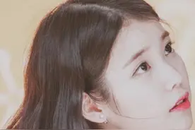 IU白色上衣搭湿发造型，面容清透甜美性感，素颜知恩又软又欲图片