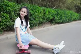 森碟太元气了吧！玩滑板青春感无敌，网友：比黄多多扮成熟好多了图片