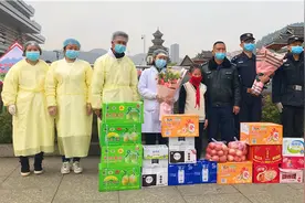 “现在白衣天使、警察最伟大”，10岁女孩用压岁钱买物资捐给抗疫“战士”图片