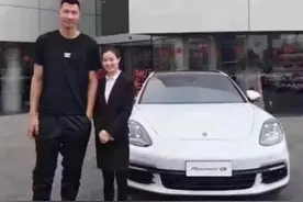 CBA球员开法拉利保时捷，为何他只有一辆电动车？曾捐出52万图片