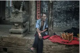 70岁大爷街头摆地摊，却说家里有几百万，被邻居说是疯子！看看图片