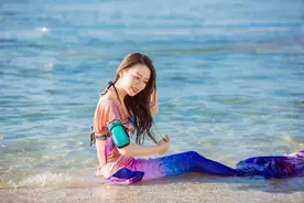 吉娜海边游泳，穿美人鱼泳装卧沙滩曲线玲珑，网友：朗朗捡到宝了图片