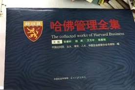 废品站淘货捡漏，以为是普通书，结果是一盒精品邮票图片