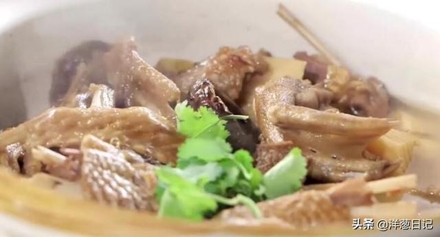 一道有特色的粤菜，鹅掌炆冬菇