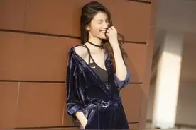 阔腿裤已经“失宠”了，今年条绒裤抗时尚大梁，百搭舒适又洋气图片
