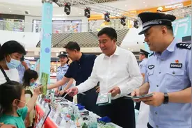 盘锦市公安局兴隆台分局禁毒大队开展6.26国际禁毒日主题宣传活动图片