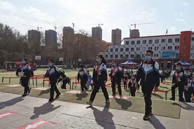 米东区：规范行为养成，引导孩子们有序上下学图片