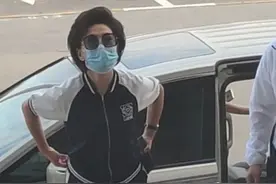 49岁海霞生活照曝光，穿运动套装身姿挺拔，个不高气质却不输董卿图片