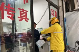 外卖小哥送餐同时派发交通安全宣传单图片