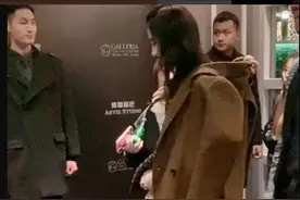 有一种“面粉人”叫关晓彤！脱掉外套的那一刻，旁边帅哥都看懵了图片