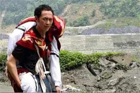 汶川地震中，那位背儿子遗体徒步走25公里回家的父亲，后来如何图片