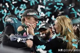 520来撒狗粮，盘点5对NFL的神仙眷侣图片