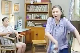 经典剧《闲人马大姐》，蔡明跟一包洗衣粉打广告，又唱又跳视频封面