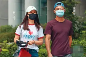 怀孕实锤？林心如携夫回母校，小腹隆起明显发福，背15万包抢风头图片