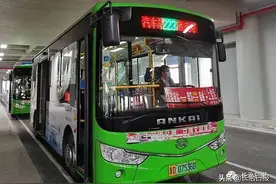 企业​一线解难题促发展 ​公交车厢变身党史学习小“课堂”图片