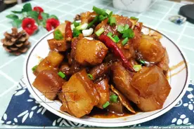 儿子上大学，回校前点名要吃炖肉，他说学校吃不到，妈妈做得最香图片