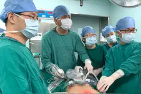 男子手臂肿胀乏力、抬不起手，病因竟在颈部……图片