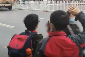 好样的！人民路小学两位少先队员给军车敬礼图片