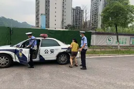 高考监考老师忘带监考证 这是和学生一样紧张啊图片