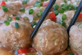 芹菜别炒着吃了，加一块豆腐，比红烧肉还香，上桌连汤汁都不剩！图片