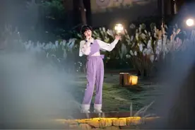 神仙翻唱《水中花》，郁可唯现场失误进错拍，好像是设计的图片