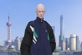 巴黎世家广告又惹争议！男模穿西装系链条腰带，站长城上违和感强图片