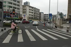 车主反映南宁市民族大道园湖路口转弯信号灯有问题 交警部门回应图片