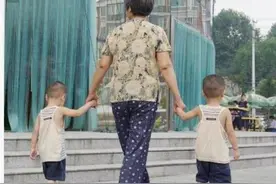 双胞胎乡下奶奶带，一个月后混血王子变“混凝土”，爸妈哭笑不得图片
