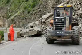 国道345线发生山体垮塌，迭部公路段反应迅速投入抢通图片