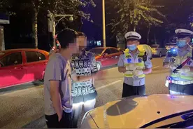 不听朋友劝 喝下两瓶啤酒坚持驾车 侥幸男子深夜冒险醉驾上路被交警查处图片
