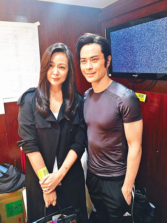 照片中,除了王馨平外,她颇为低调的富豪老公李家辉也罕见露面.