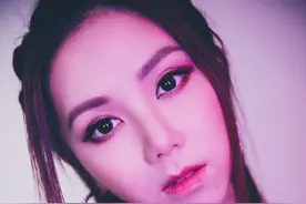 邓紫棋身穿银色套头上衣，彰显满满女神气质图片