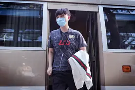 S10世界赛最经典的一张表情对比图，名字叫小花生来Gank了图片